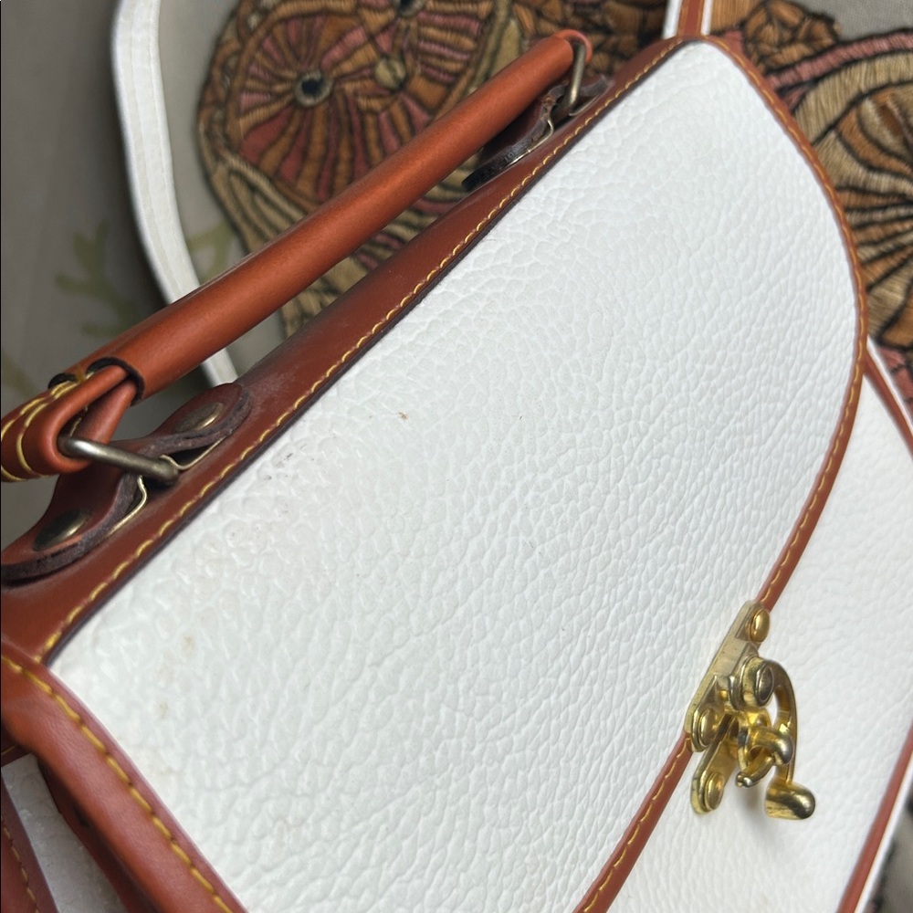 Vintage Made in Korea White and Brown Distressed Leather Crossbody Bag - Picture 7 of 7